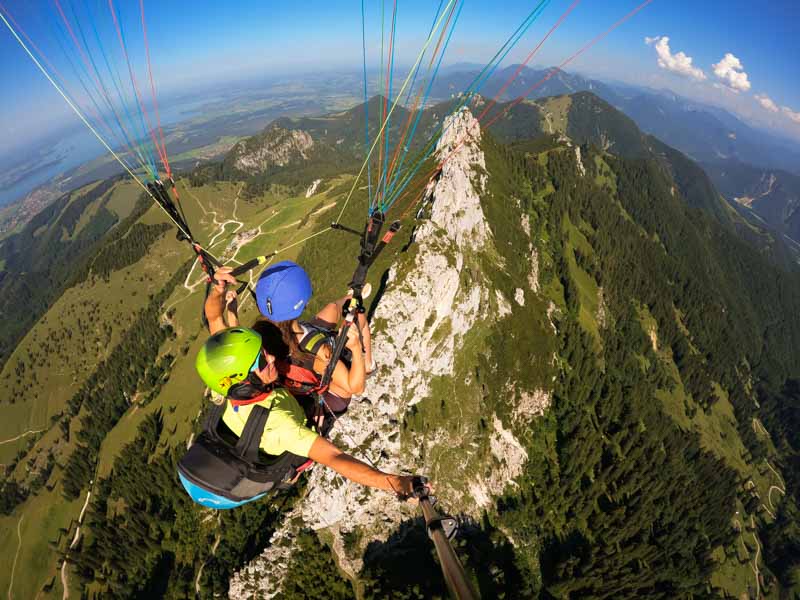 Paarflug in Oberbayern als Abenteuer-Geschenk – Gutschein für ein romantisches Gleitschirm-Erlebnis mit spektakulären Ausblicken.