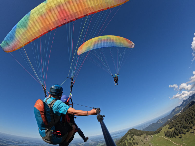 Das besondere Erlebnisgeschenk zum verschenken - Paragliding Geschenkgutschein für Paar als Tandemflug in den Alpen nahe Münchens im Chiemgau am Chiemsee