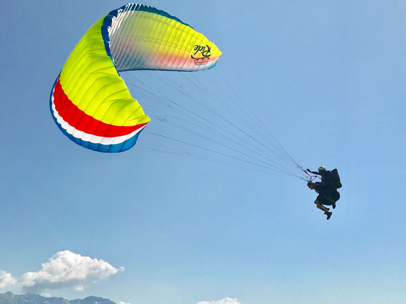 Flugticket für einen Gleitschirm-Schnupperflug – Das ideale Geschenk für Einsteiger im Paragliding, um die Alpen von oben zu erleben.