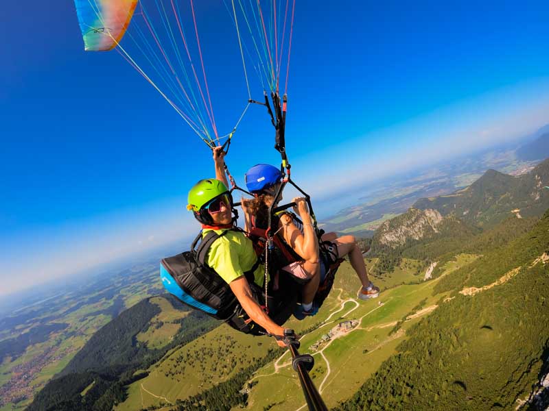 Schnupperflug über dem Chiemgau – Ein Abenteuer, das mit einem Gleitschirmflug beginnt und lange in Erinnerung bleibt.