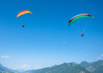 Schnupperflug im Gleitschirm über den Chiemgau – Erlebnis-Gutschein für einen ersten Flug, ideal für alle, die das Paragliding ausprobieren möchten.