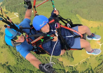 Erlebnisgutschein für Kinderflug über Oberbayern – Ein aufregendes Geschenk, das Kindern den ersten sicheren Gleitschirmflug über die Alpen ermöglicht.