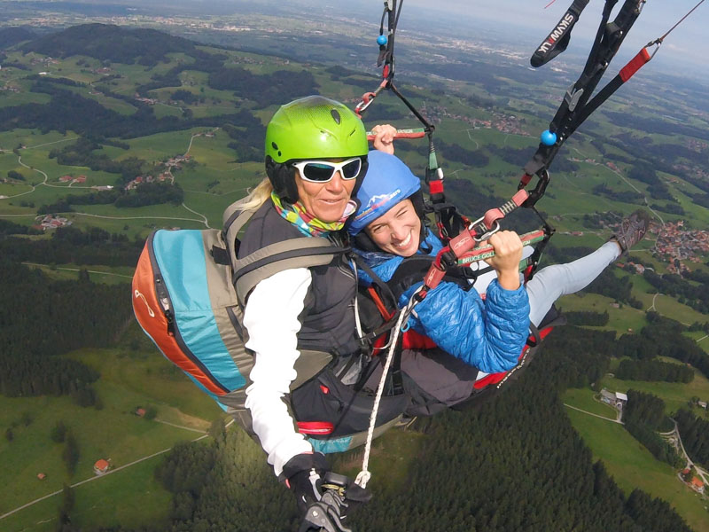 Geschenk, besonderer Anlass für deine Liebsten ein unvergessliches Geschenk. Ein Tandemflug über dem Chiemsee und den Alpen. Als Wertgutschien